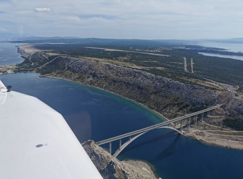 Zur Linken: Die Brücke auf die Insel