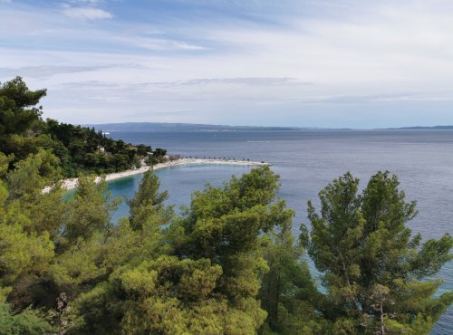 Strand am Fuße des Bergs Marjan