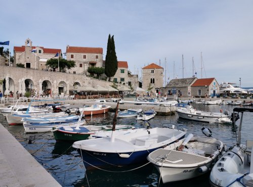 Boote in der Marina von Bol